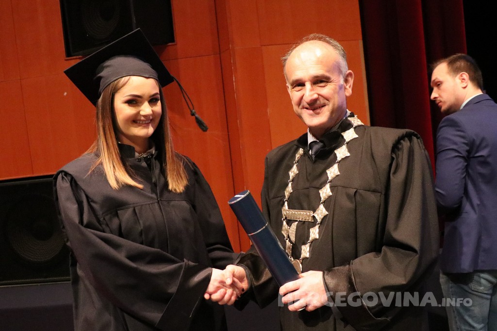 FPMOZ: Pogledajte tko je sve jučer dobio diplomu na svečanoj promociji diplomanata