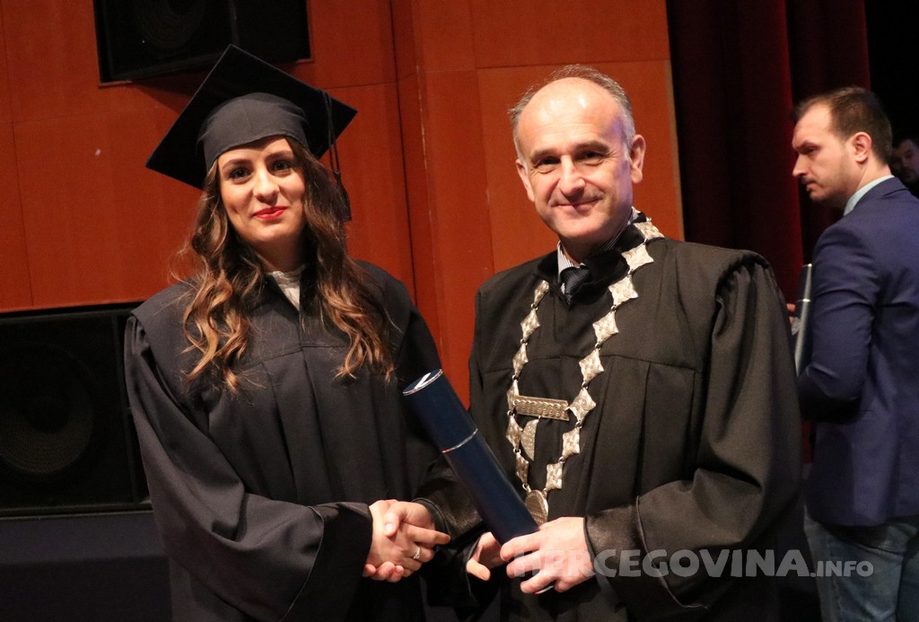 FPMOZ: Pogledajte tko je sve jučer dobio diplomu na svečanoj promociji diplomanata