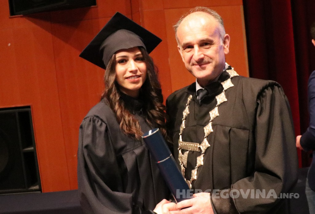 FPMOZ: Pogledajte tko je sve jučer dobio diplomu na svečanoj promociji diplomanata