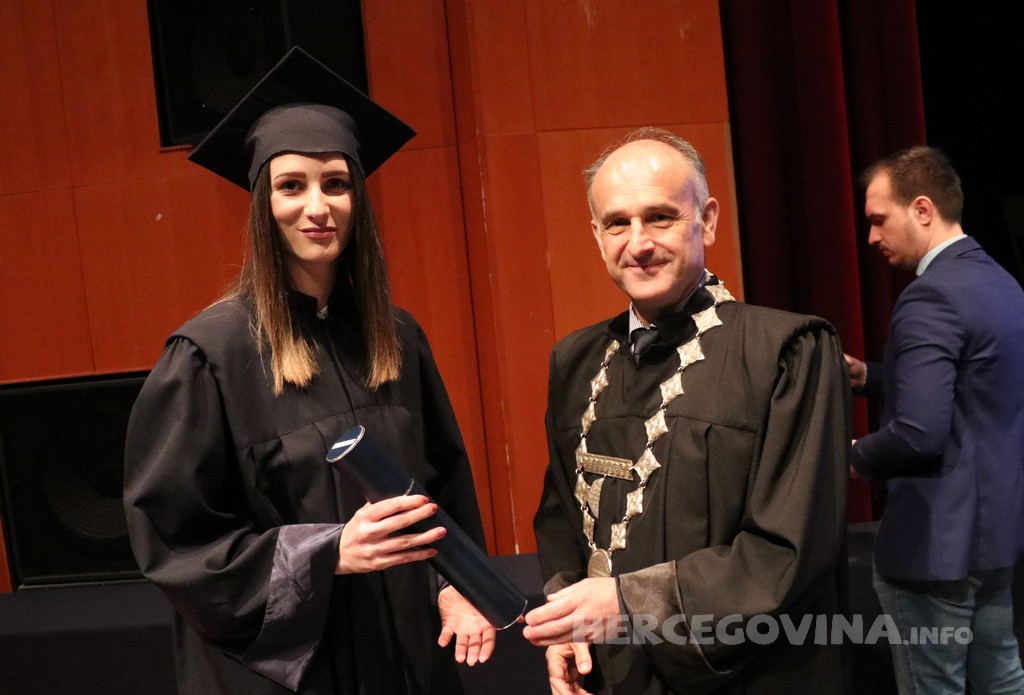 FPMOZ: Pogledajte tko je sve jučer dobio diplomu na svečanoj promociji diplomanata