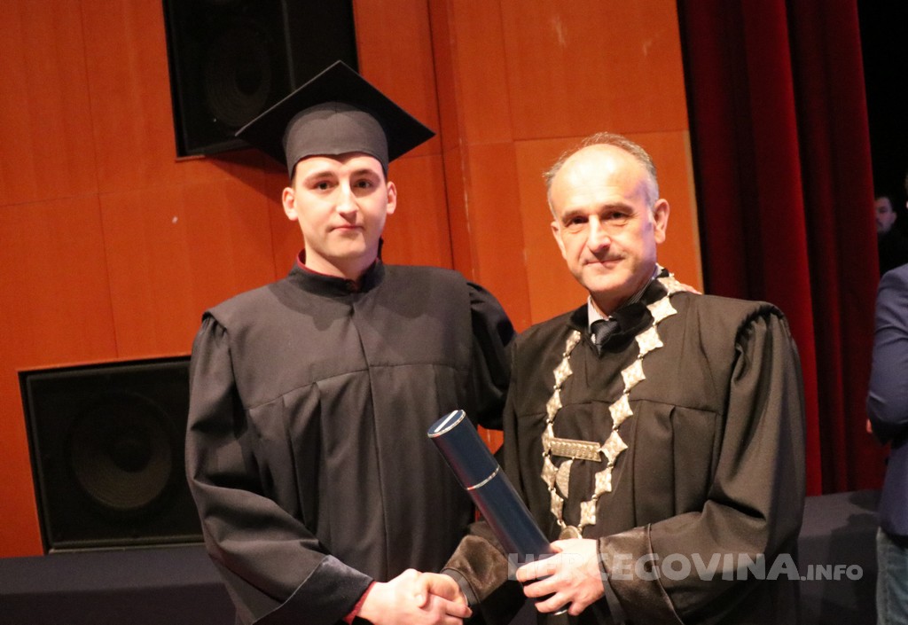 FPMOZ: Pogledajte tko je sve jučer dobio diplomu na svečanoj promociji diplomanata