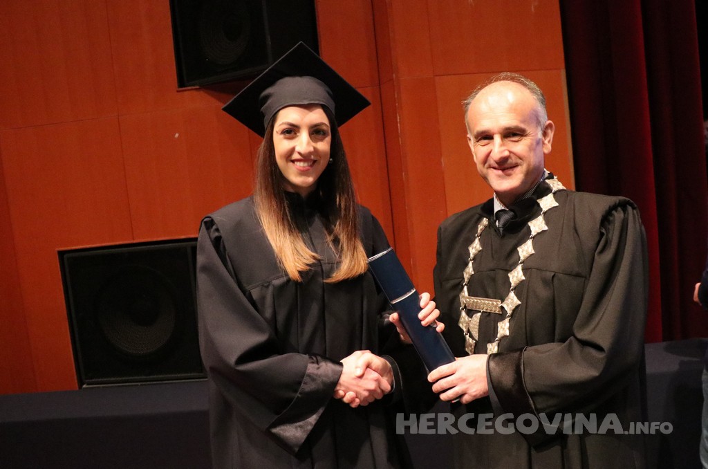 FPMOZ: Pogledajte tko je sve jučer dobio diplomu na svečanoj promociji diplomanata