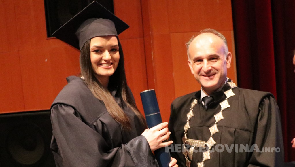 FPMOZ: Pogledajte tko je sve jučer dobio diplomu na svečanoj promociji diplomanata