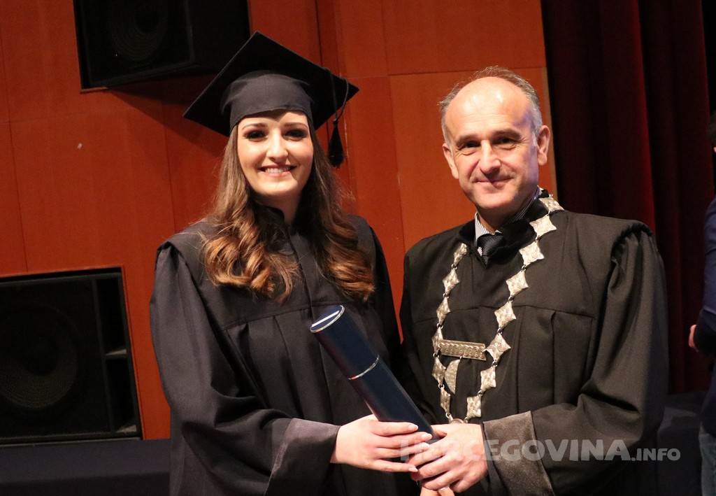 FPMOZ: Pogledajte tko je sve jučer dobio diplomu na svečanoj promociji diplomanata