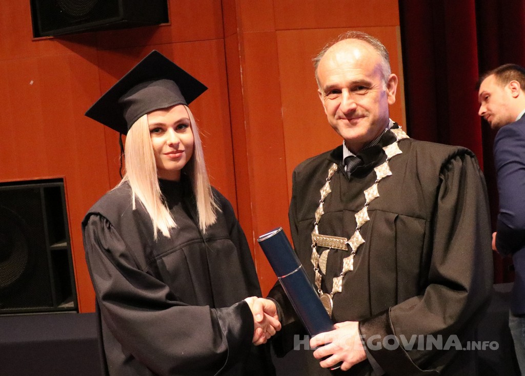 FPMOZ: Pogledajte tko je sve jučer dobio diplomu na svečanoj promociji diplomanata