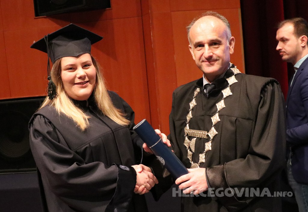 FPMOZ: Pogledajte tko je sve jučer dobio diplomu na svečanoj promociji diplomanata