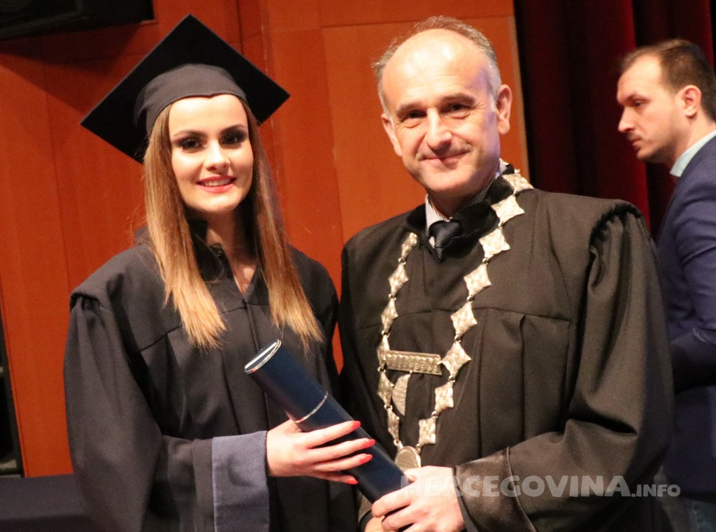 FPMOZ: Pogledajte tko je sve jučer dobio diplomu na svečanoj promociji diplomanata