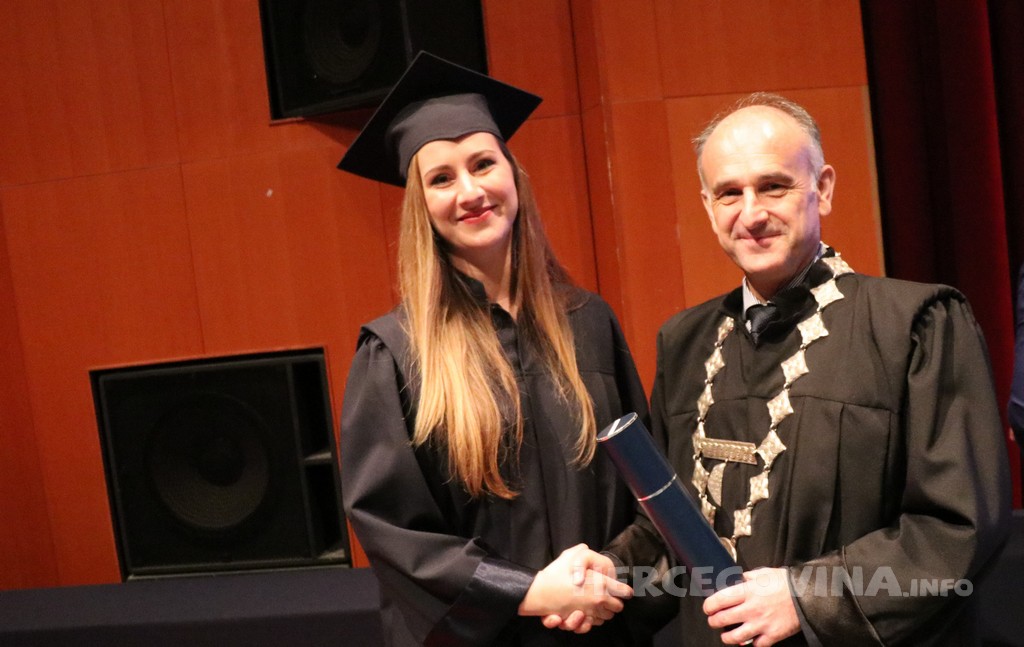 FPMOZ: Pogledajte tko je sve jučer dobio diplomu na svečanoj promociji diplomanata