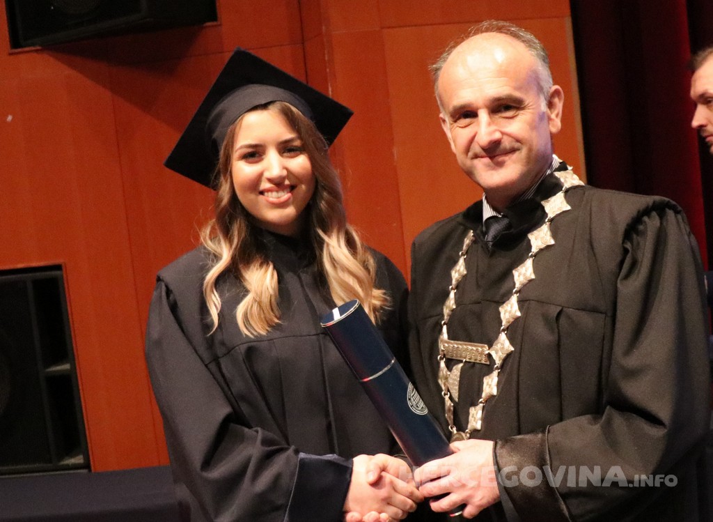 FPMOZ: Pogledajte tko je sve jučer dobio diplomu na svečanoj promociji diplomanata