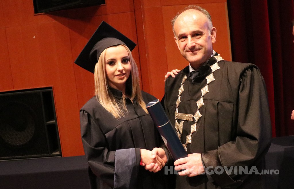 FPMOZ: Pogledajte tko je sve jučer dobio diplomu na svečanoj promociji diplomanata