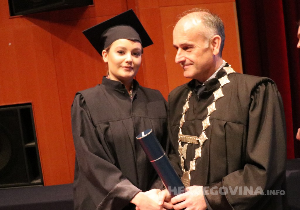 FPMOZ: Pogledajte tko je sve jučer dobio diplomu na svečanoj promociji diplomanata