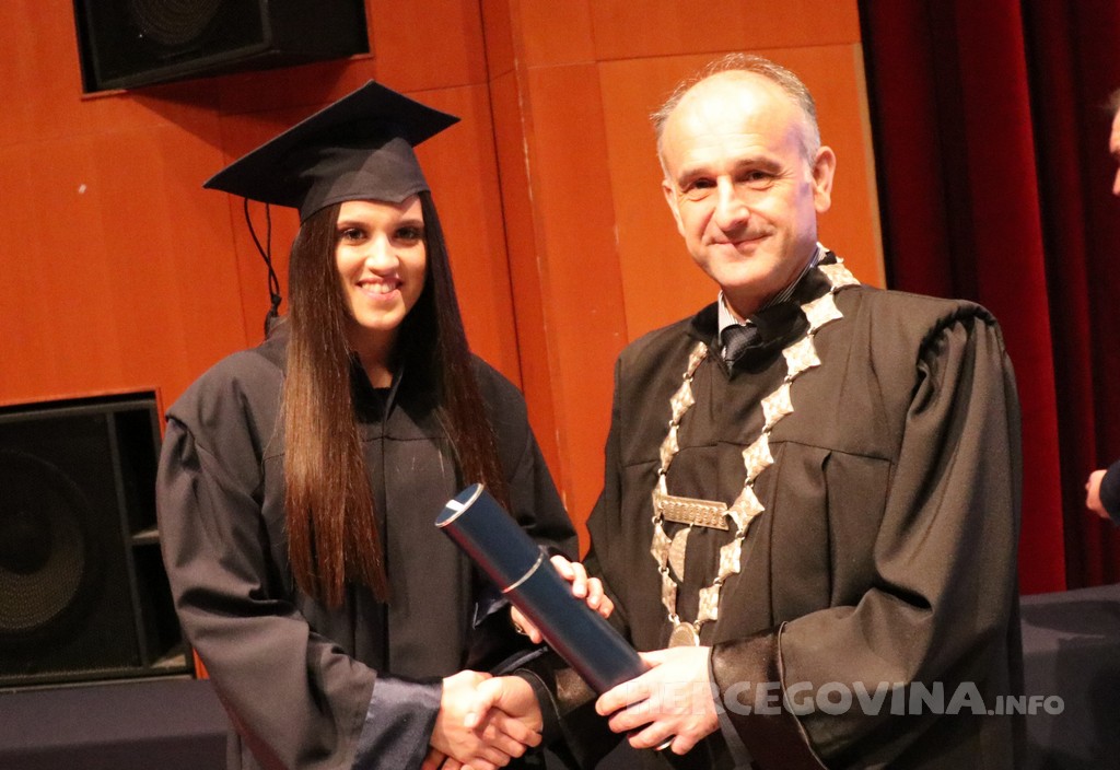 FPMOZ: Pogledajte tko je sve jučer dobio diplomu na svečanoj promociji diplomanata