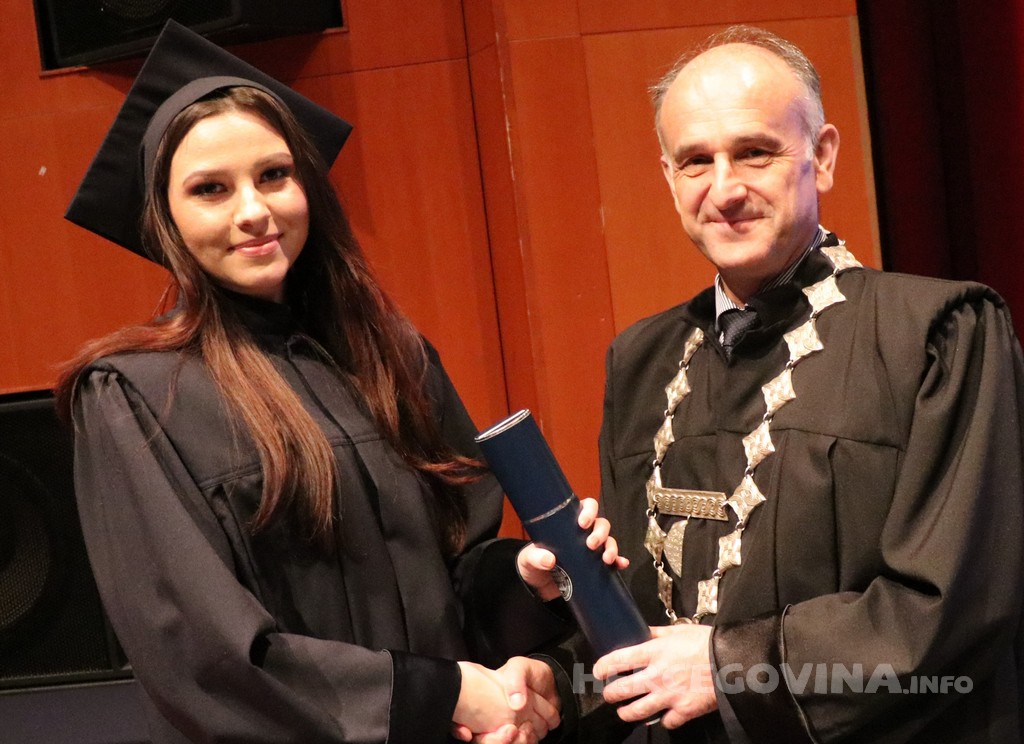 FPMOZ: Pogledajte tko je sve jučer dobio diplomu na svečanoj promociji diplomanata