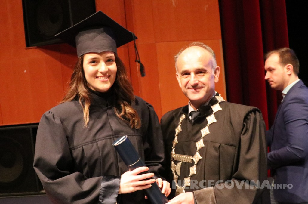 FPMOZ: Pogledajte tko je sve jučer dobio diplomu na svečanoj promociji diplomanata