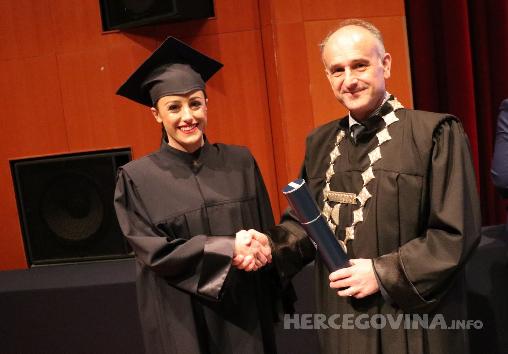 FPMOZ: Pogledajte tko je sve jučer dobio diplomu na svečanoj promociji diplomanata