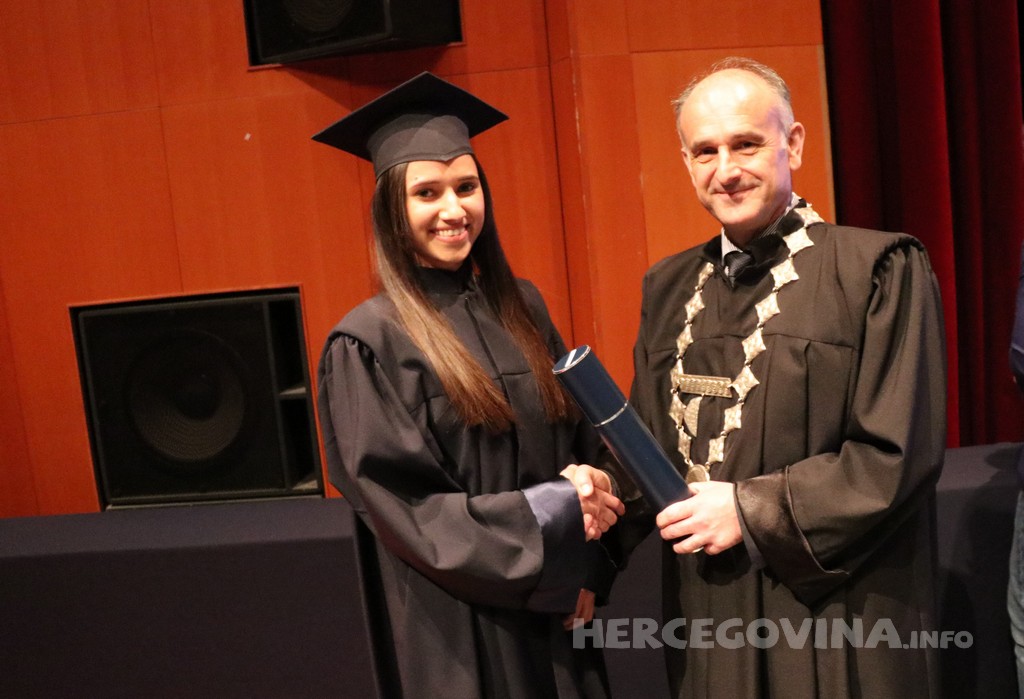 FPMOZ: Pogledajte tko je sve jučer dobio diplomu na svečanoj promociji diplomanata