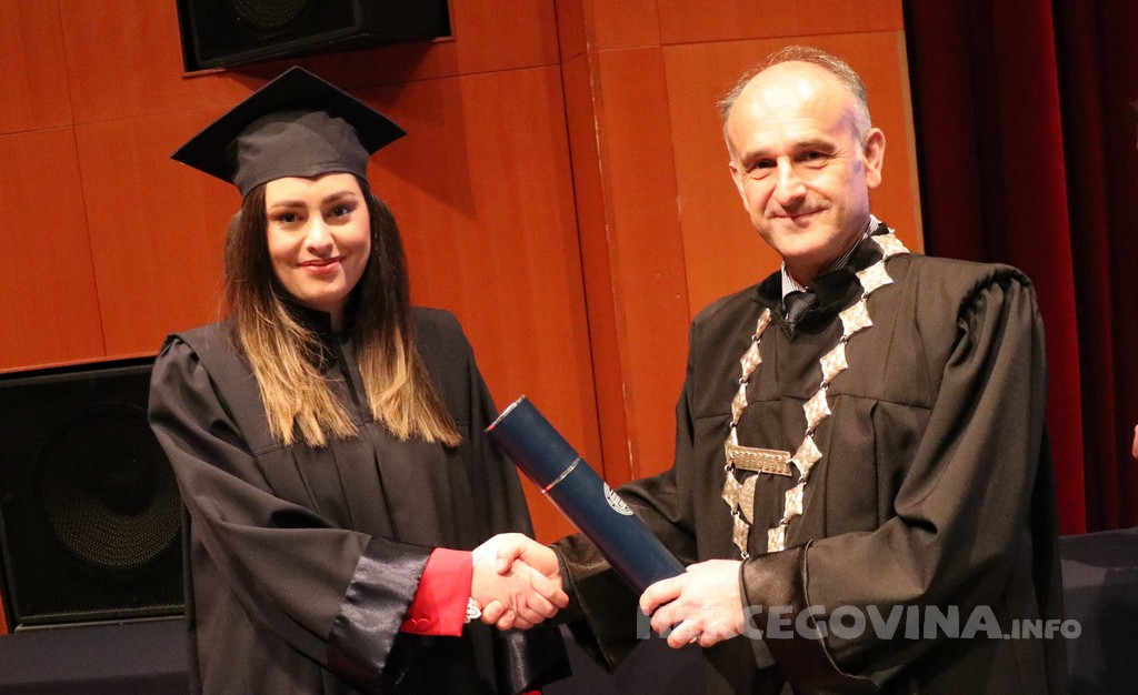 FPMOZ: Pogledajte tko je sve jučer dobio diplomu na svečanoj promociji diplomanata