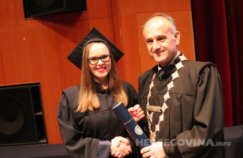 FPMOZ: Pogledajte tko je sve jučer dobio diplomu na svečanoj promociji diplomanata