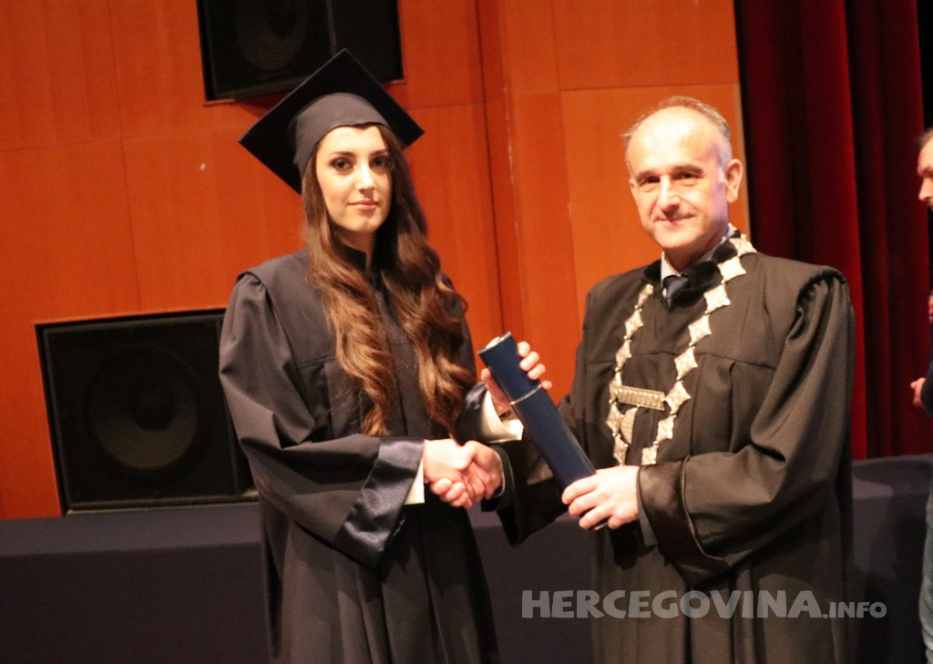 FPMOZ: Pogledajte tko je sve jučer dobio diplomu na svečanoj promociji diplomanata