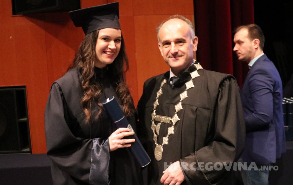 FPMOZ: Pogledajte tko je sve jučer dobio diplomu na svečanoj promociji diplomanata