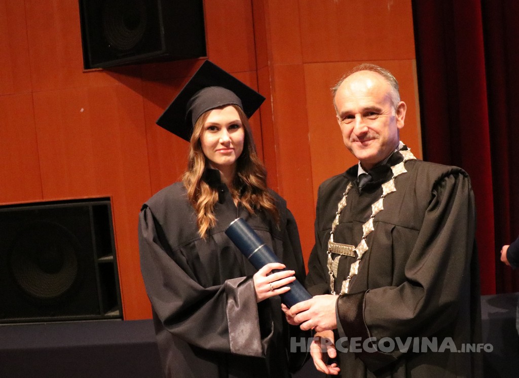 FPMOZ: Pogledajte tko je sve jučer dobio diplomu na svečanoj promociji diplomanata