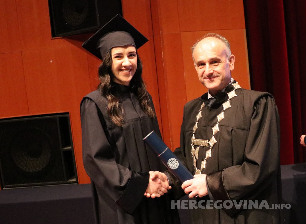 FPMOZ: Pogledajte tko je sve jučer dobio diplomu na svečanoj promociji diplomanata