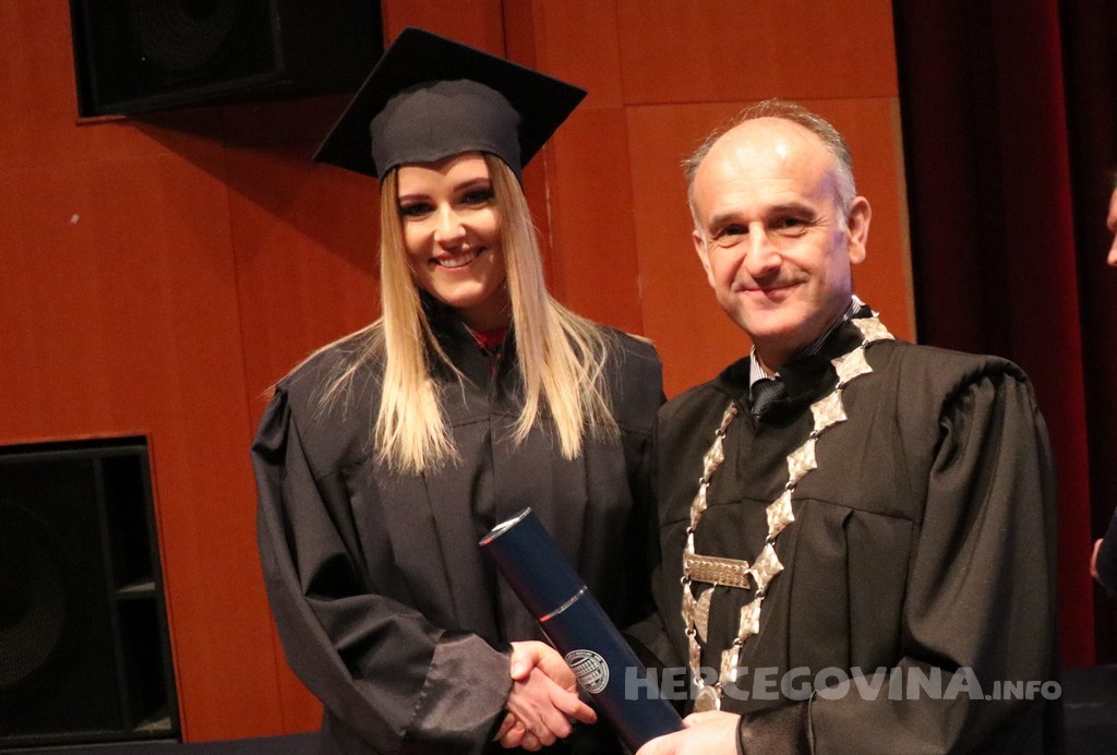 FPMOZ: Pogledajte tko je sve jučer dobio diplomu na svečanoj promociji diplomanata
