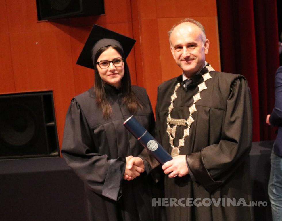 FPMOZ: Pogledajte tko je sve jučer dobio diplomu na svečanoj promociji diplomanata