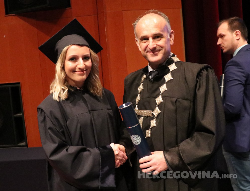 FPMOZ: Pogledajte tko je sve jučer dobio diplomu na svečanoj promociji diplomanata