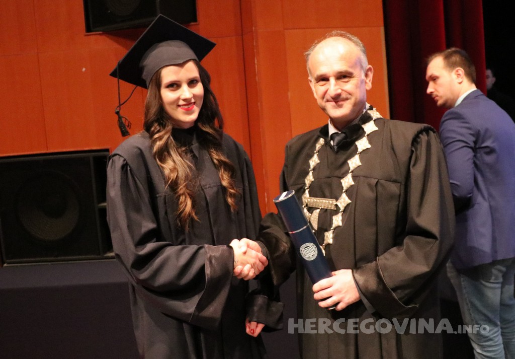 FPMOZ: Pogledajte tko je sve jučer dobio diplomu na svečanoj promociji diplomanata