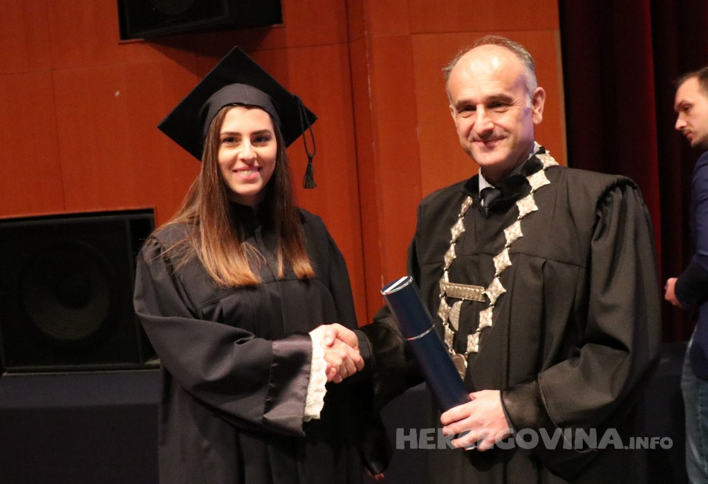 FPMOZ: Pogledajte tko je sve jučer dobio diplomu na svečanoj promociji diplomanata