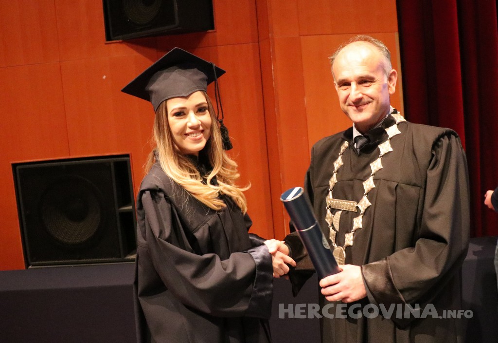 FPMOZ: Pogledajte tko je sve jučer dobio diplomu na svečanoj promociji diplomanata