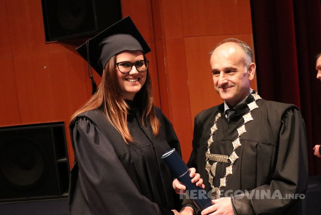 FPMOZ: Pogledajte tko je sve jučer dobio diplomu na svečanoj promociji diplomanata