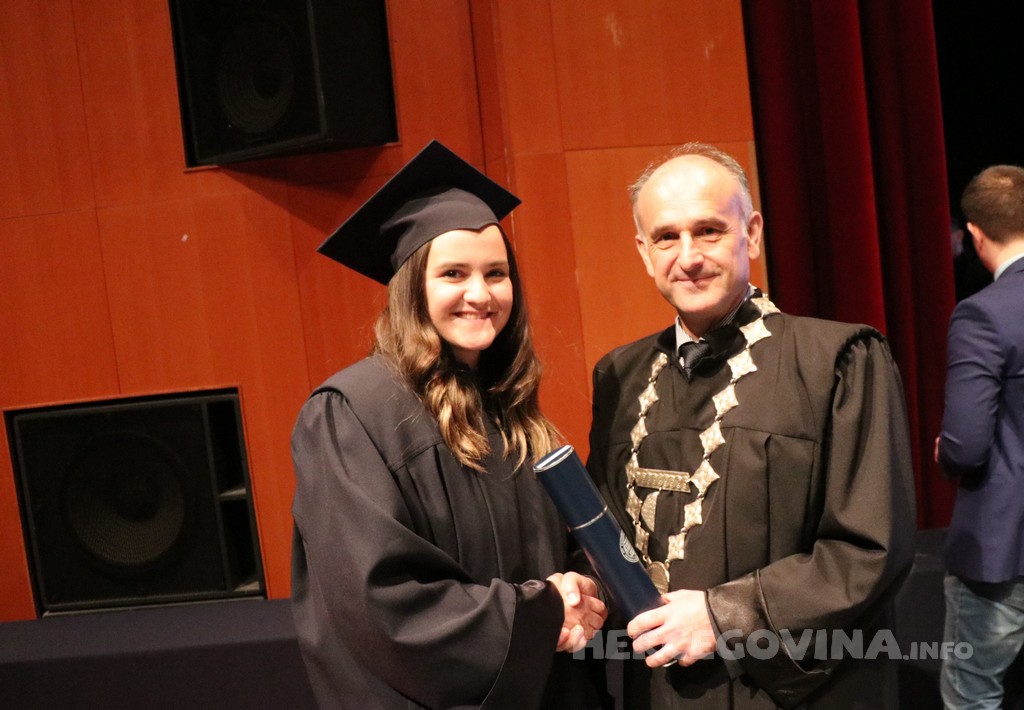 FPMOZ: Pogledajte tko je sve jučer dobio diplomu na svečanoj promociji diplomanata