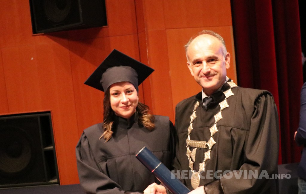 FPMOZ: Pogledajte tko je sve jučer dobio diplomu na svečanoj promociji diplomanata