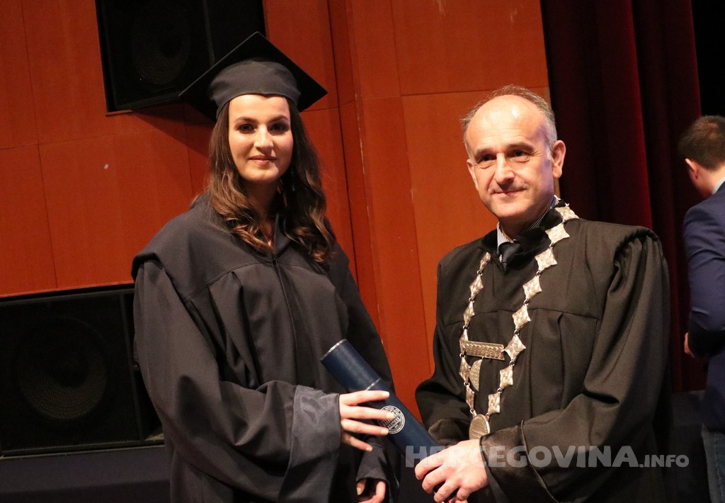 FPMOZ: Pogledajte tko je sve jučer dobio diplomu na svečanoj promociji diplomanata