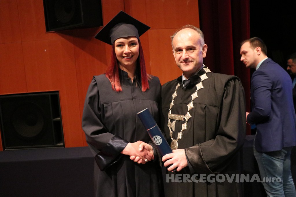 FPMOZ: Pogledajte tko je sve jučer dobio diplomu na svečanoj promociji diplomanata