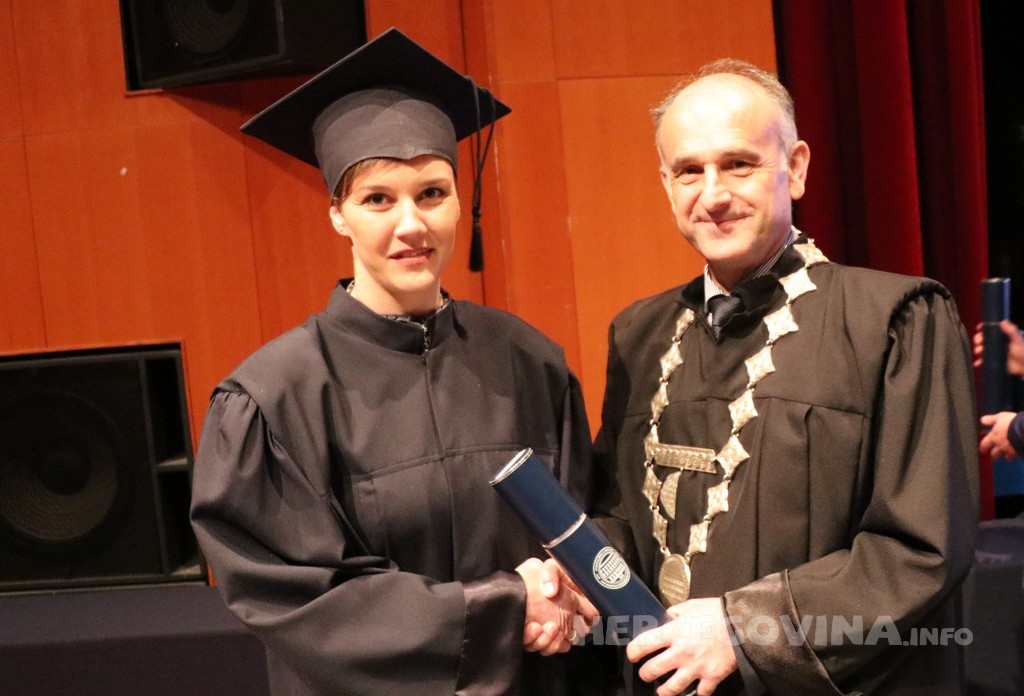 FPMOZ: Pogledajte tko je sve jučer dobio diplomu na svečanoj promociji diplomanata