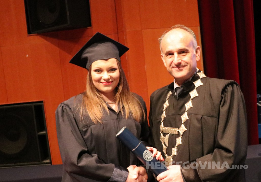 FPMOZ: Pogledajte tko je sve jučer dobio diplomu na svečanoj promociji diplomanata