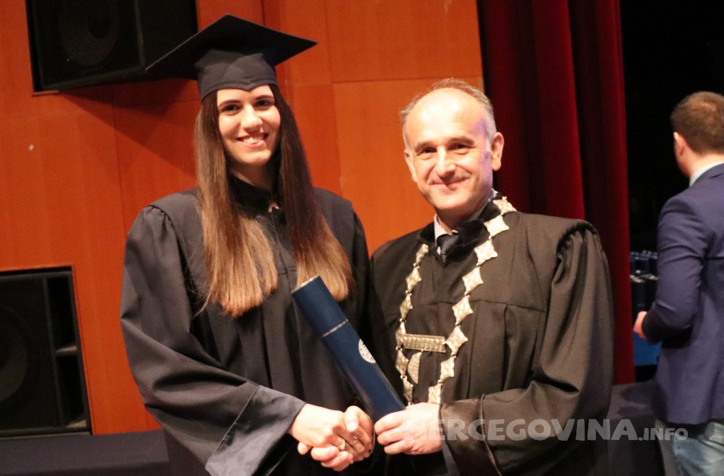 FPMOZ: Pogledajte tko je sve jučer dobio diplomu na svečanoj promociji diplomanata