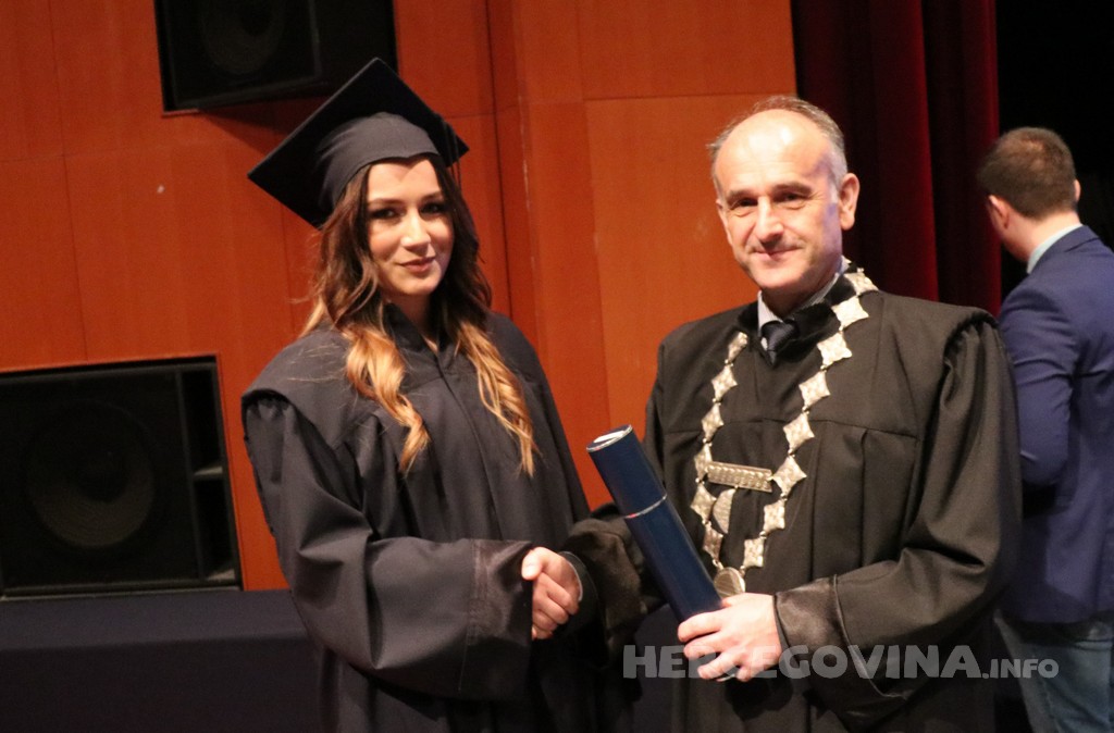 FPMOZ: Pogledajte tko je sve jučer dobio diplomu na svečanoj promociji diplomanata