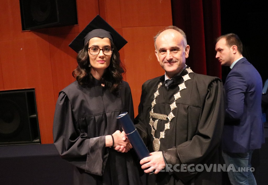 FPMOZ: Pogledajte tko je sve jučer dobio diplomu na svečanoj promociji diplomanata