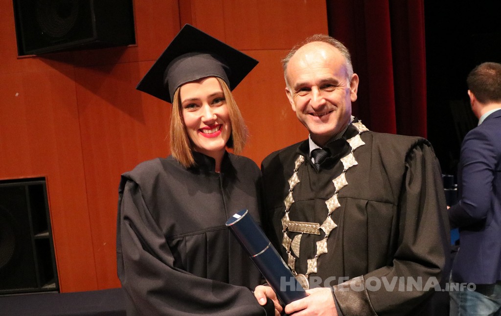 FPMOZ: Pogledajte tko je sve jučer dobio diplomu na svečanoj promociji diplomanata