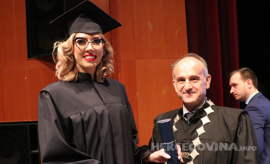 FPMOZ: Pogledajte tko je sve jučer dobio diplomu na svečanoj promociji diplomanata