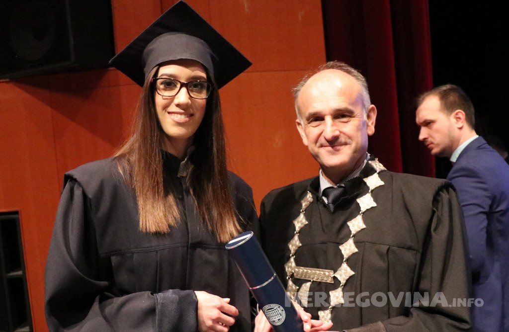 FPMOZ: Pogledajte tko je sve jučer dobio diplomu na svečanoj promociji diplomanata