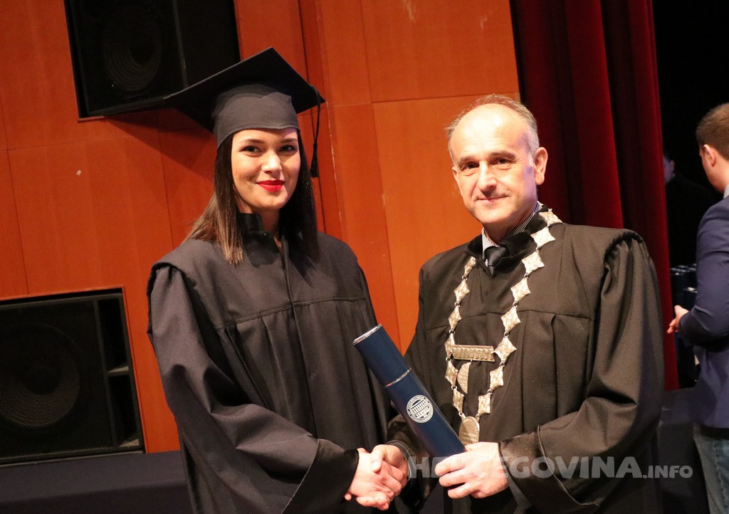 FPMOZ: Pogledajte tko je sve jučer dobio diplomu na svečanoj promociji diplomanata