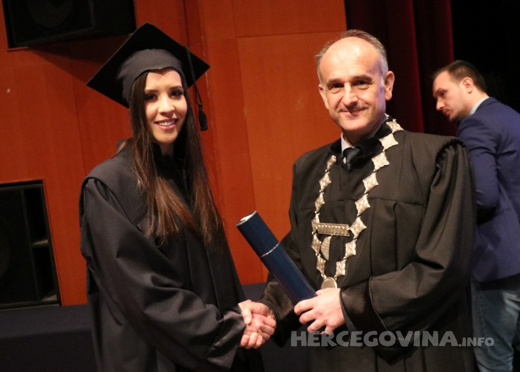 FPMOZ: Pogledajte tko je sve jučer dobio diplomu na svečanoj promociji diplomanata