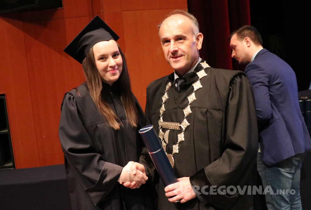 FPMOZ: Pogledajte tko je sve jučer dobio diplomu na svečanoj promociji diplomanata