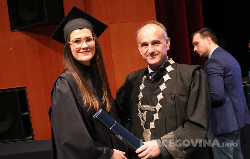 FPMOZ: Pogledajte tko je sve jučer dobio diplomu na svečanoj promociji diplomanata