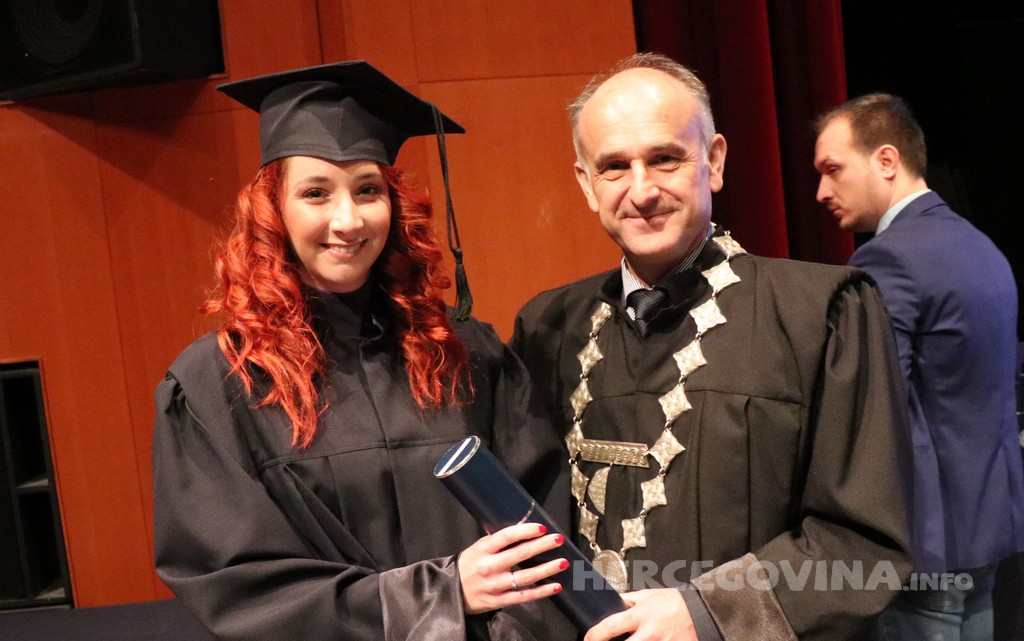 FPMOZ: Pogledajte tko je sve jučer dobio diplomu na svečanoj promociji diplomanata
